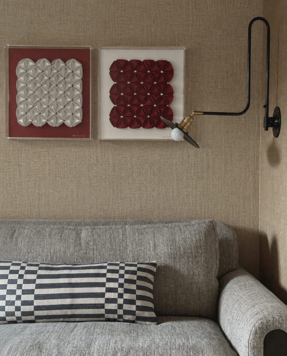 Díptico rojo y blanco sobre un sofá en un living contemporáneo