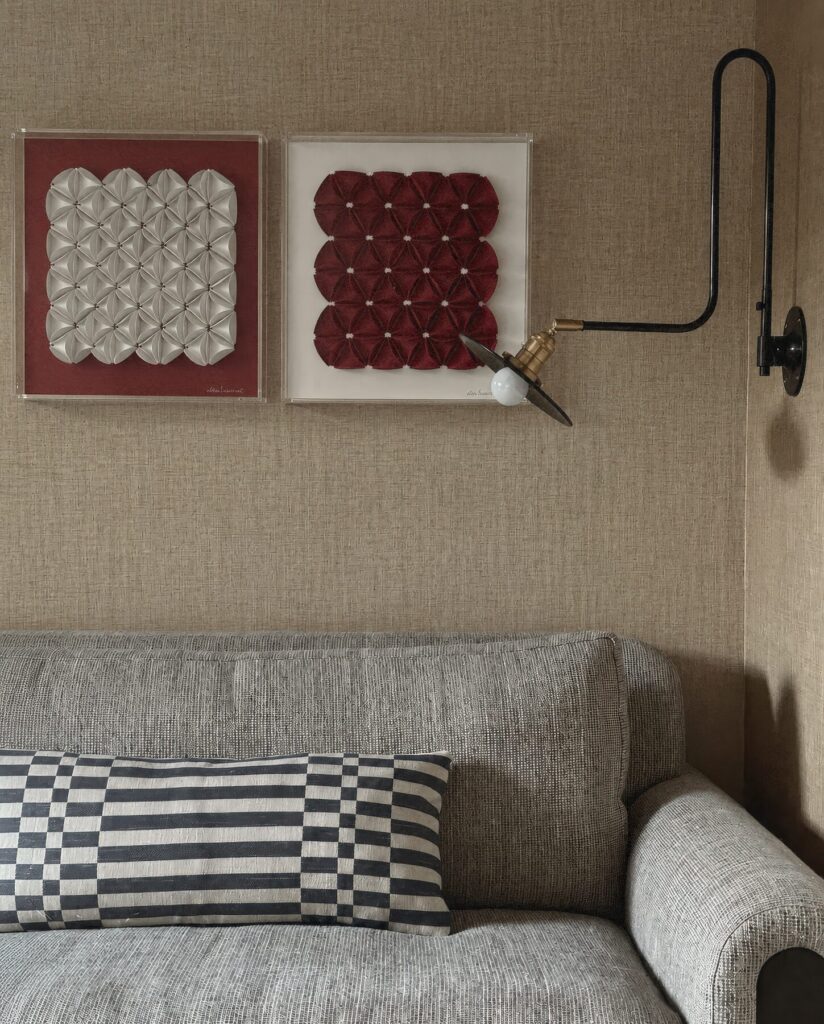 Díptico rojo y blanco sobre un sofá en un living contemporáneo