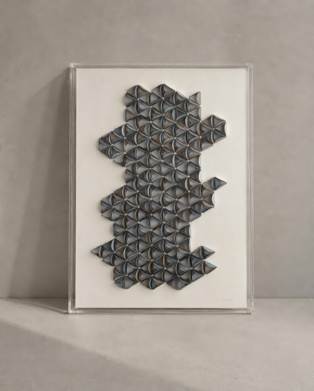 Cuadro de relieve triangular en gris azulado con borde orgánico