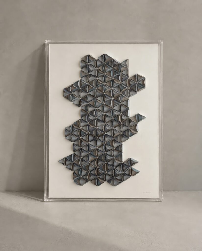 Cuadro de relieve triangular en gris azulado con borde orgánico