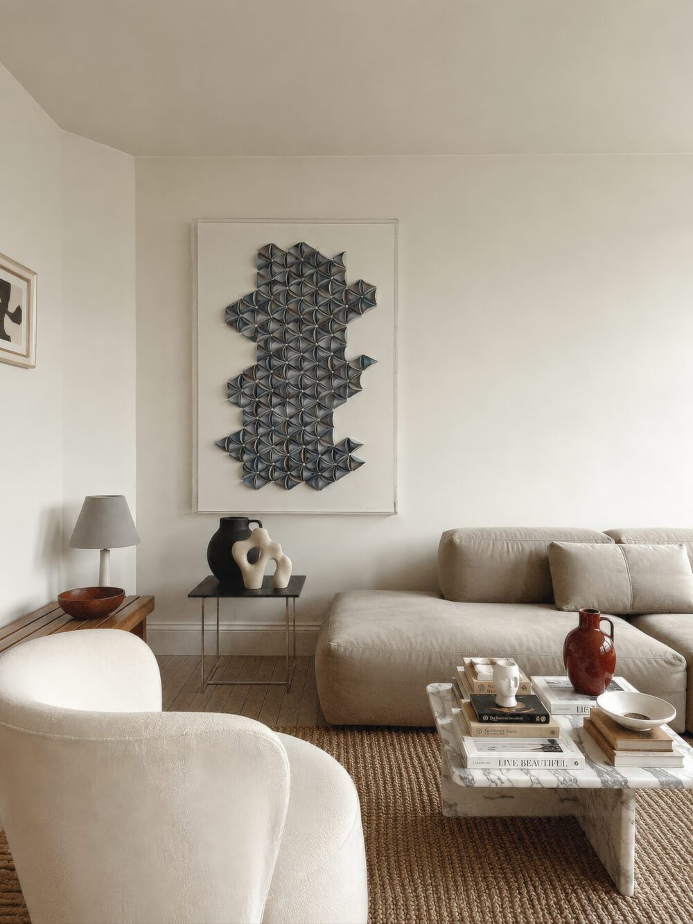 Cuadro de relieve gris azulado en un living de tonos neutros