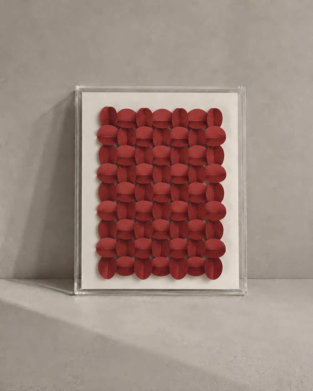 Cuadro de círculos en relieve color rojo sobre fondo blanco