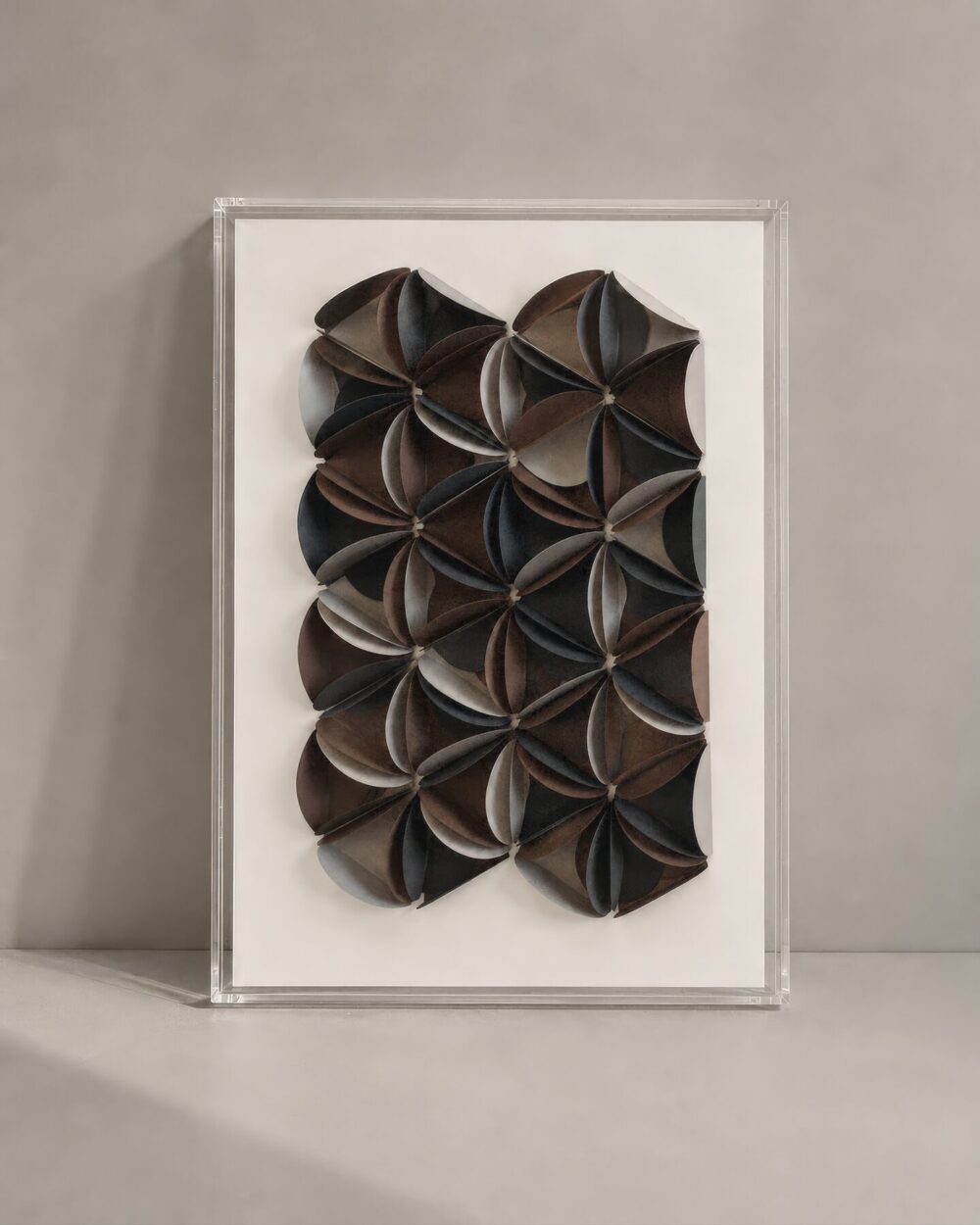Cuadro de relieve con formas curvas en café oscuro y negro