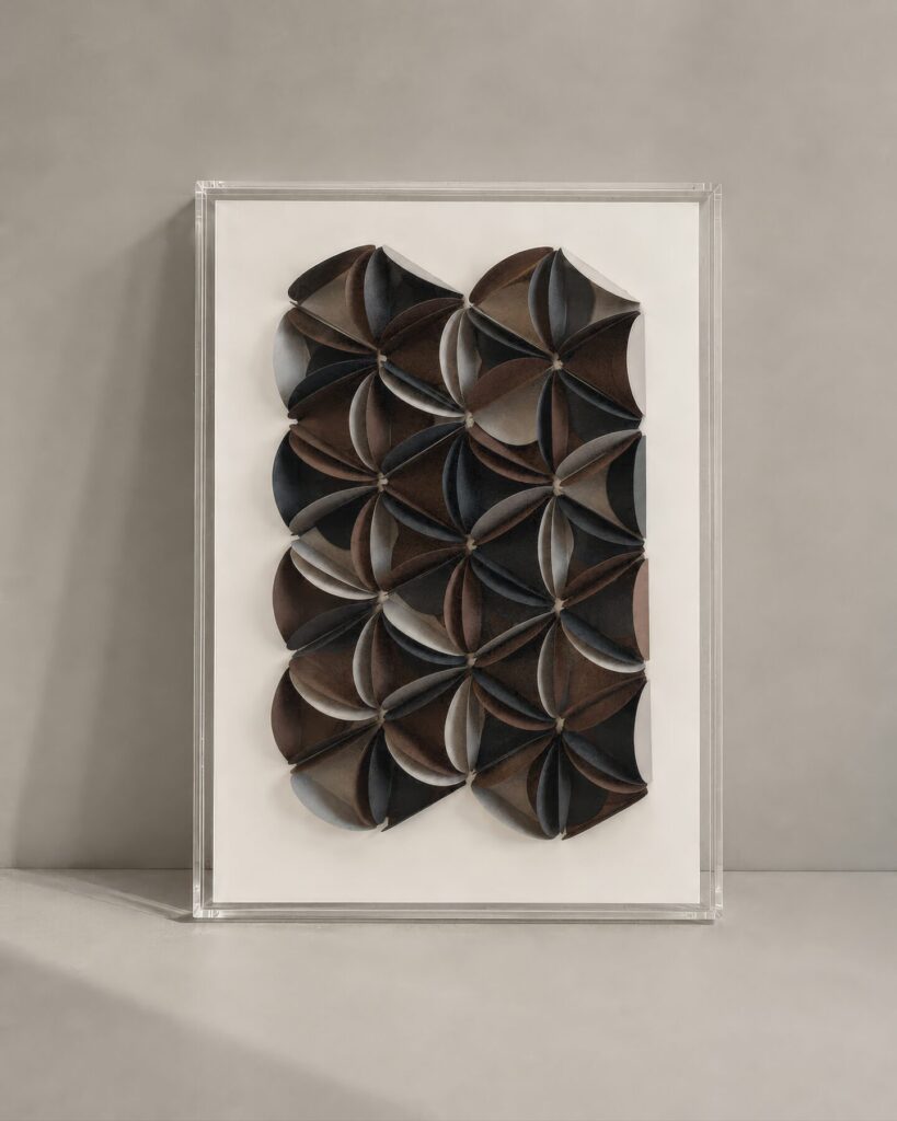 Cuadro de relieve con formas curvas en café oscuro y negro