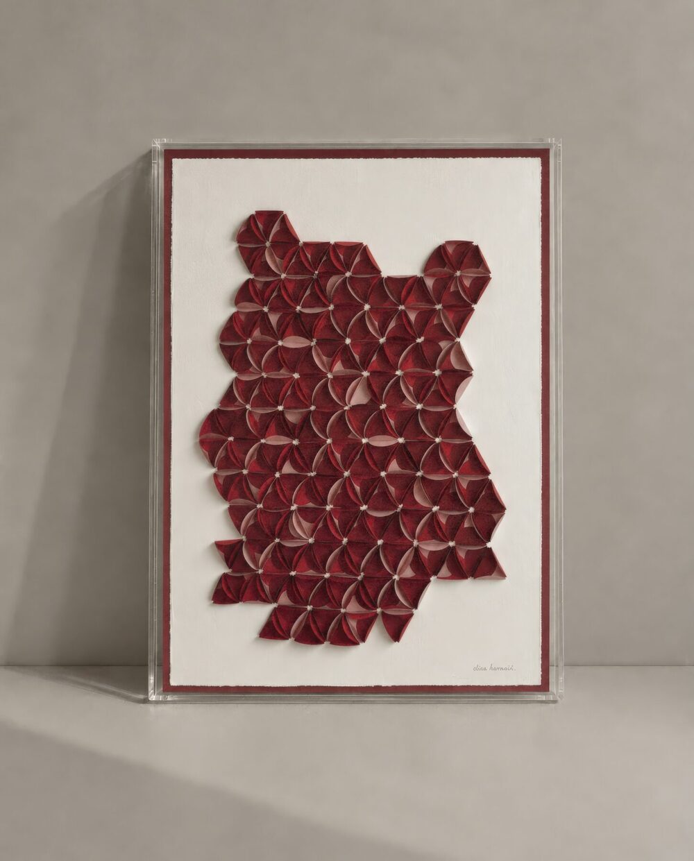 Cuadro de relieve geométrico rojo con marco burdeo