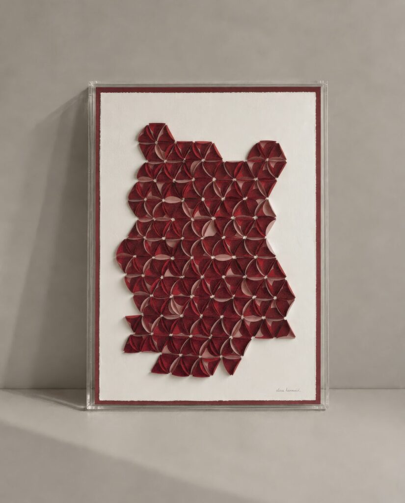 Cuadro de relieve geométrico rojo con marco burdeo
