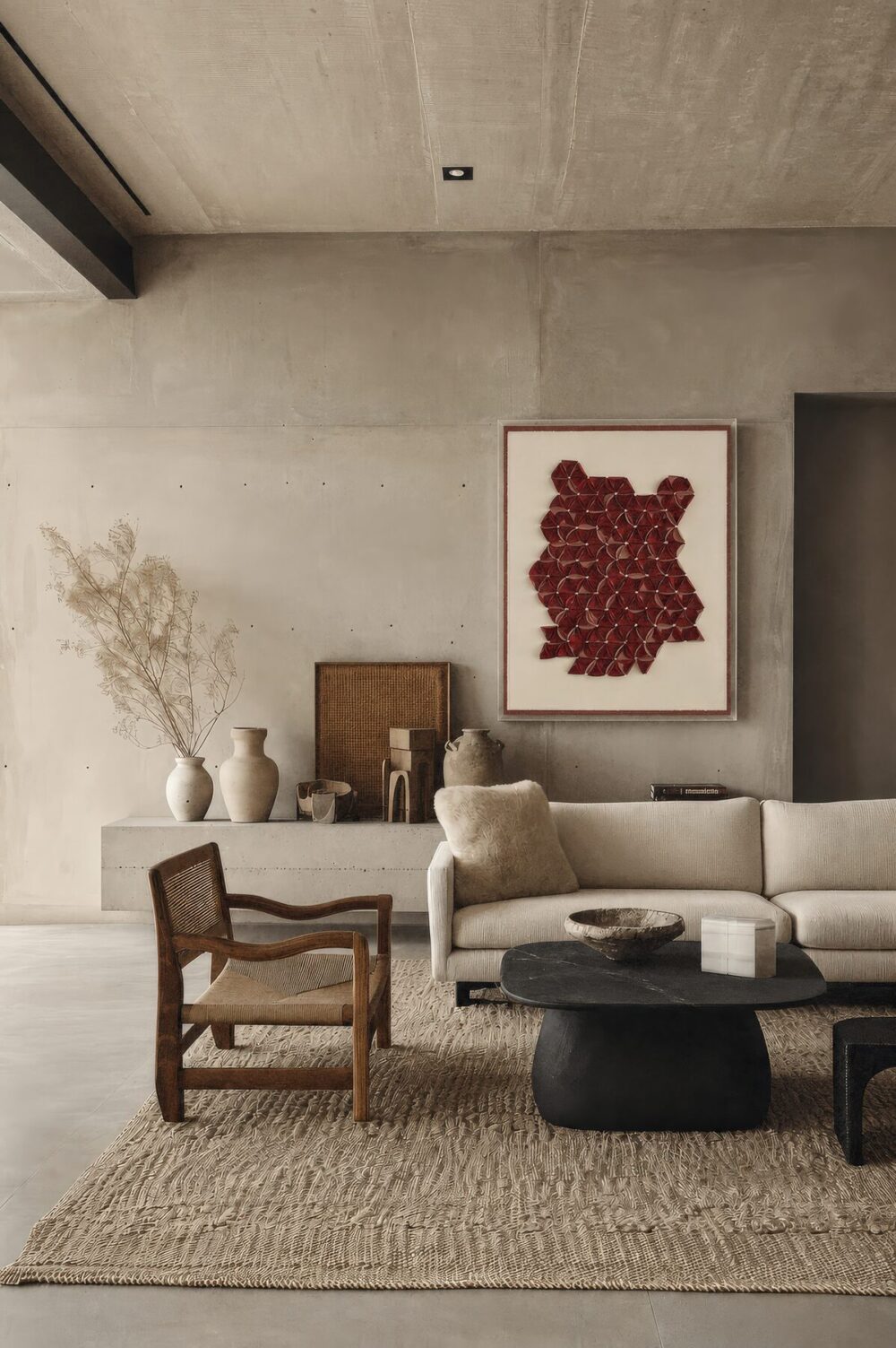 Cuadro geométrico rojo en un living con muebles de madera y textiles neutros