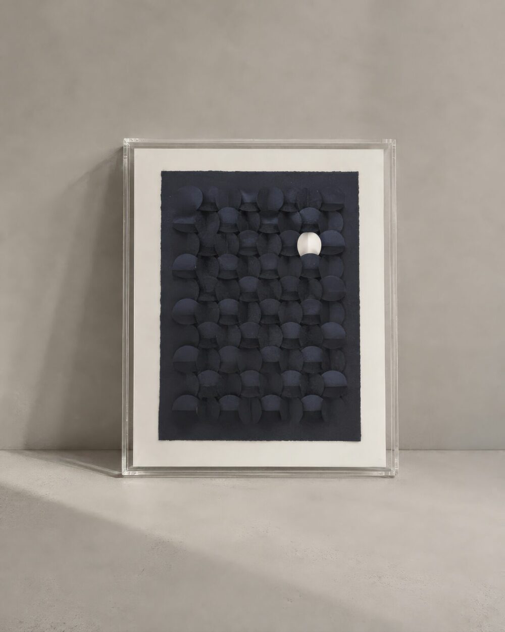 Cuadro de círculos en relieve azul noche con un detalle blanco