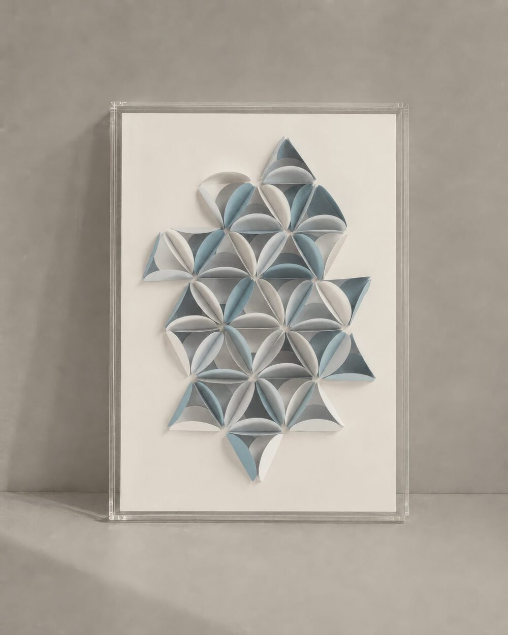 Cuadro de relieve triangular en azul claro y blanco