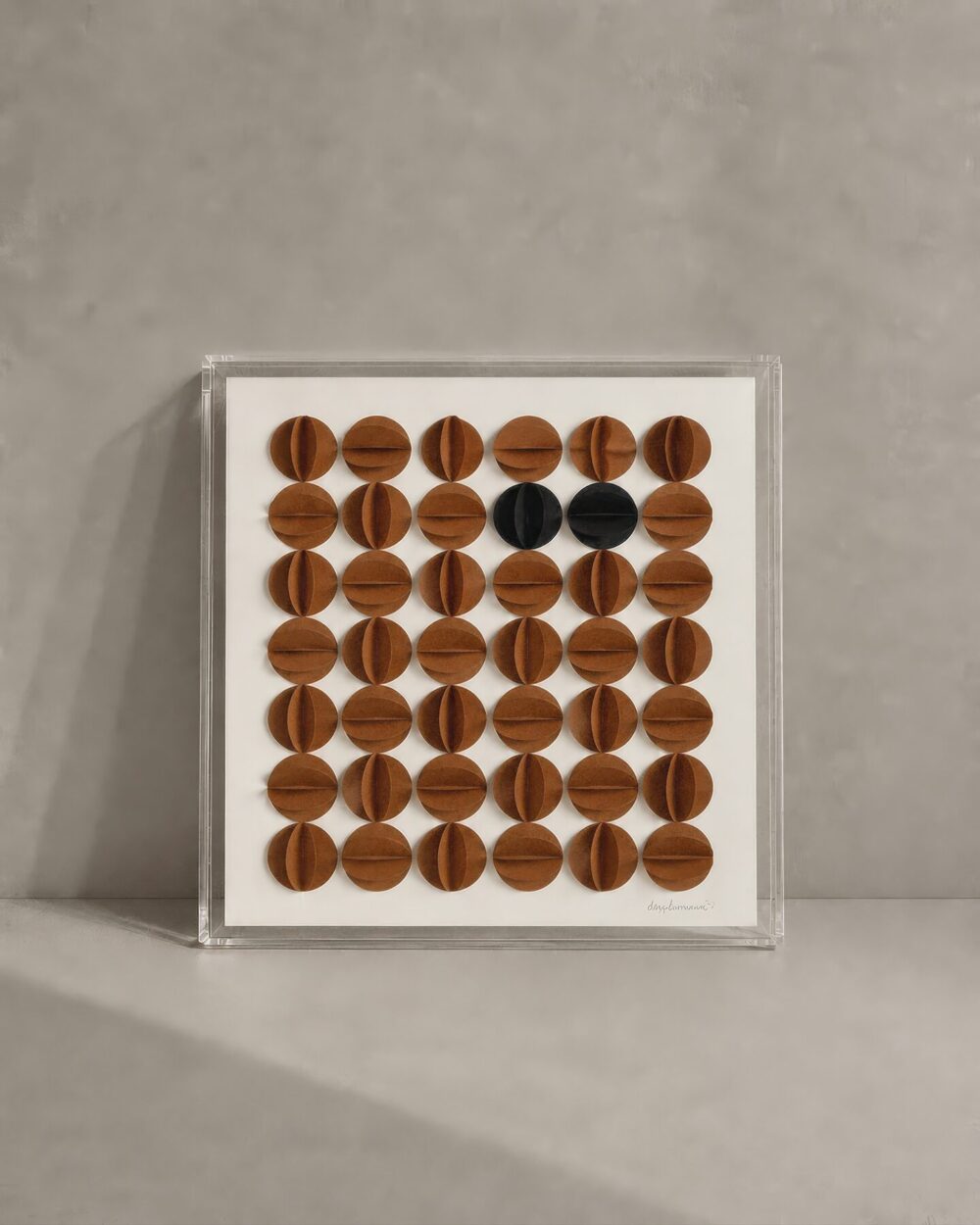 Cuadro de círculos en relieve color terracota con dos detalles negros