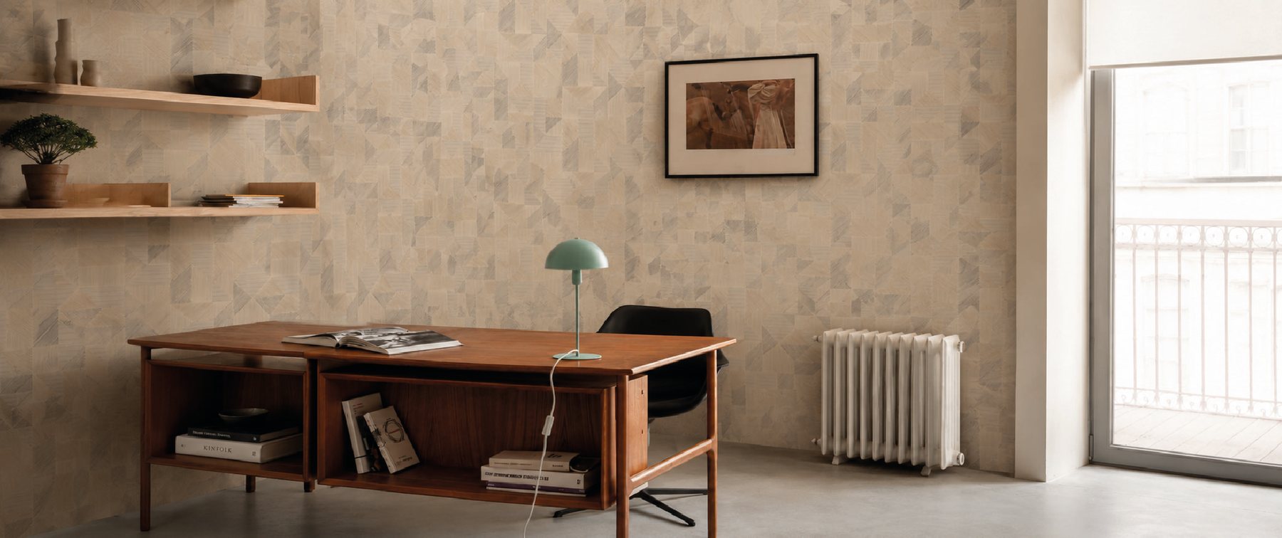 Papel mural como protagonista con cortinas en tono neutro