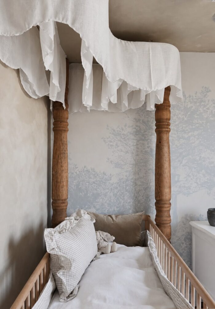 Papel mural Bosque Celeste en dormitorio de bebé con cuna de dosel