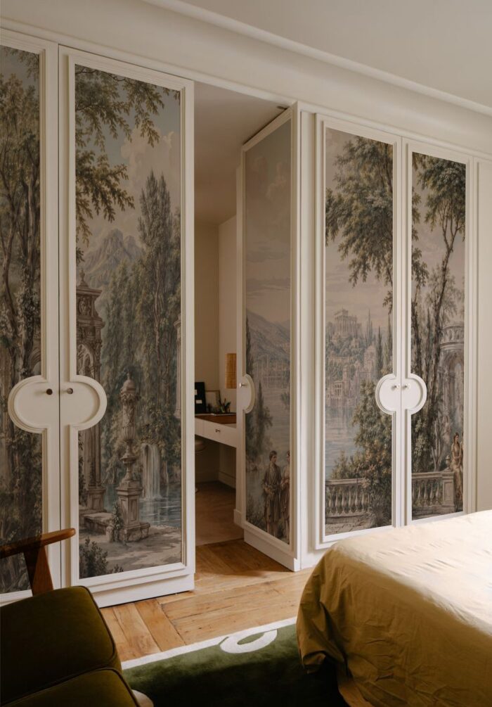 Papel mural Imperial en puertas de clóset de un dormitorio