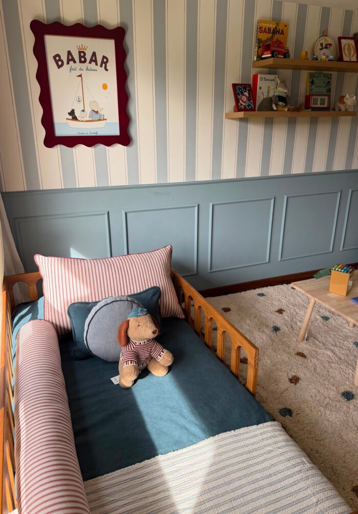 Papel mural Leve en un dormitorio infantil, sobre el respaldo de la cama