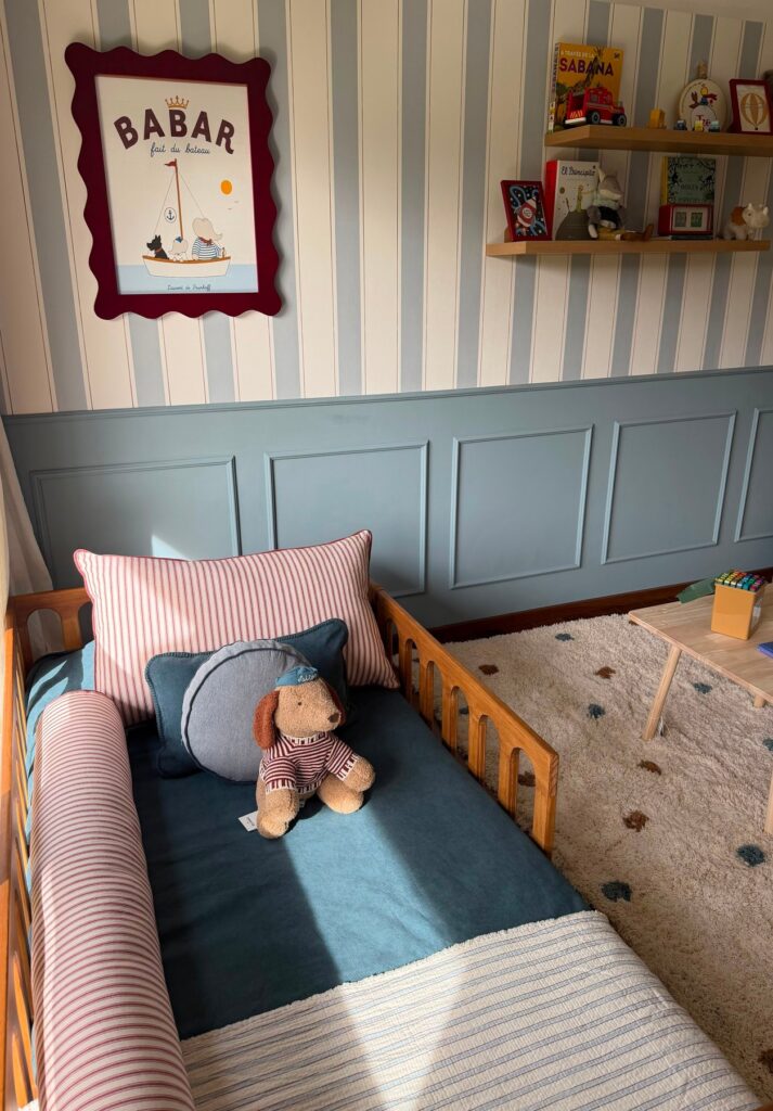 Papel mural Leve en un dormitorio infantil, sobre el respaldo de la cama