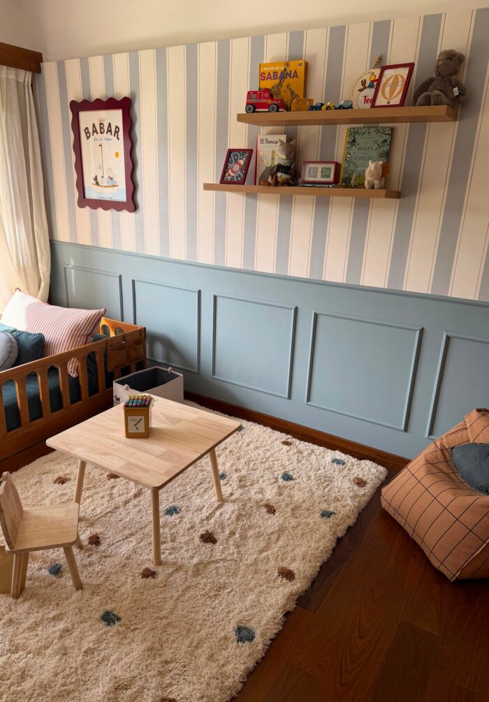 Papel mural Leve en un dormitorio infantil con alfombra y mesa de juegos