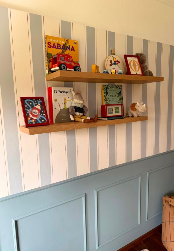 Papel mural Leve detrás de dos repisas con libros infantiles