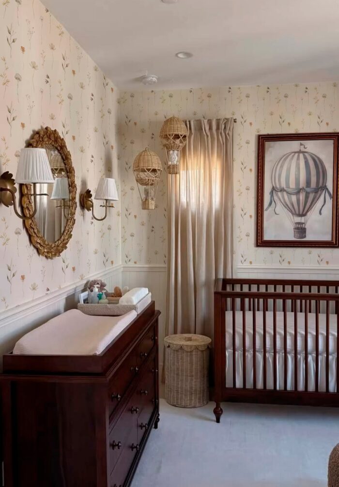 Papel mural Raíz Floral en dormitorio de bebé con cuna y cómoda de madera