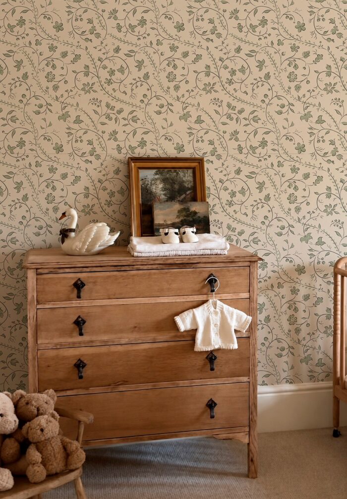 Papel mural Zafira Verde en dormitorio de bebé con cómoda de madera